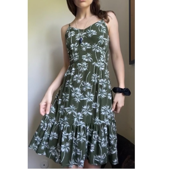 Green & White Palm Print Midi Dress 🌴🤍 - Picture 2 of 3